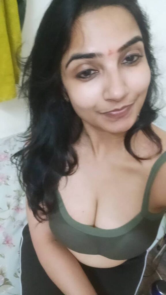 Hot Desi Gf Sexy And Nude Selfies Leaked