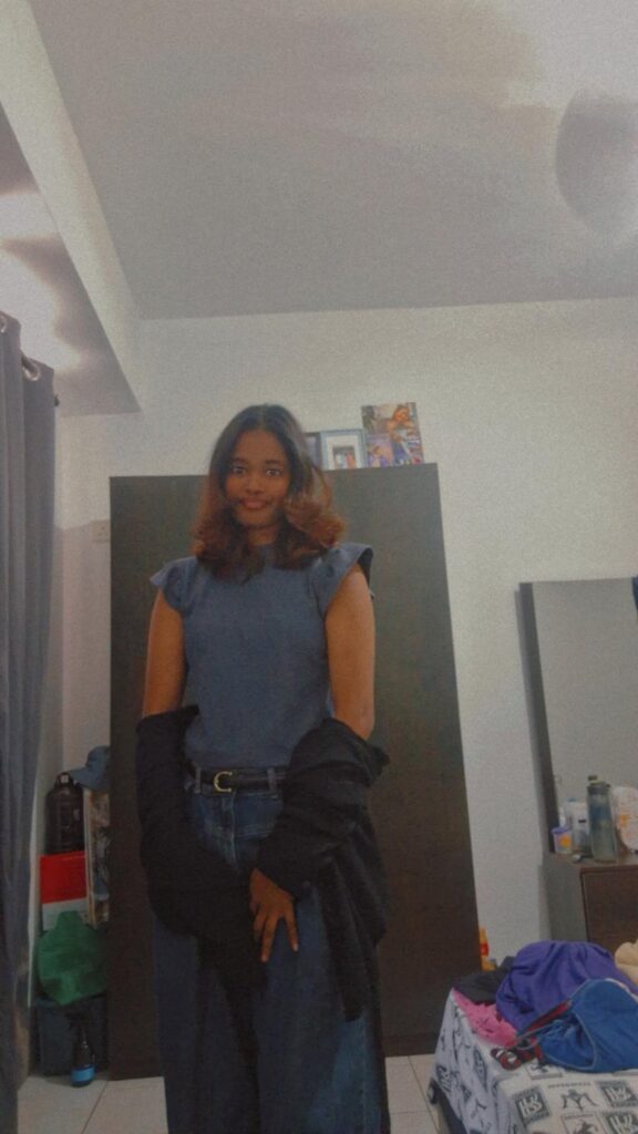 Lankan Urban Girlfriend Showing Her Hairy Bush